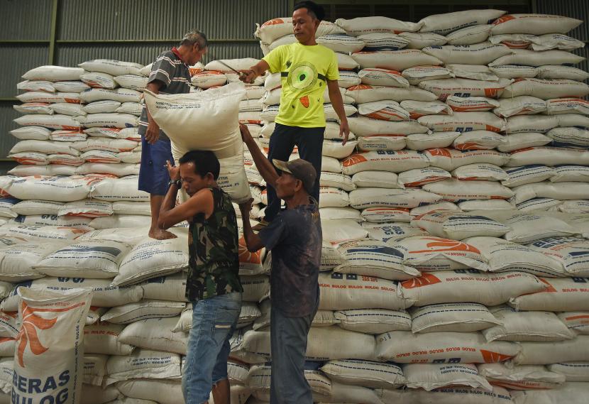 Pekerja membongkar muat beras di gudang Bulog Divre Banten di Serang, Banten, Rabu (29/12). Pemerintah akan menerapkan Sistam Nasional Neraca Komoditas (Snank) pada tahun depan untuk keperluan impor bahan pangan. 