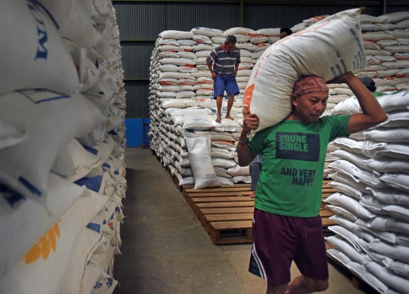 Pekerja membongkar muat beras di gudang Bulog, (ilustrasi). Direktur Utama Perum Bulog Budi Waseso (Buwas) mengatakan perusahaan berkomitmen menyerap hasil produksi petani secara optimal, terutama saat produksi mengalami surplus. 