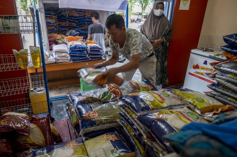 Pekerja membongkar muat beras ke dalam Rumah Pangan Kita (RPK) Perum Bulog (ilustrasi). Perum Bulog menyatakan bakal menyalurkan bantuan modal kerja senilai Rp 5 juta untuk marbot-marbot Masjid di Jakarta guna pendirian usaha Rumah Pangan Kita (RPK) di masjid. 