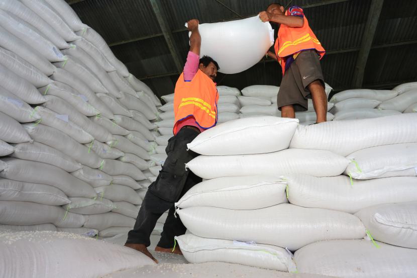 Pekerja membongkar muat karung berisi beras di gudang Perum Bulog (ilustrasi).  Pemerintah bakal mendatangkan beras impor sebanyak 200 ribu ton untuk mengamankan cadangan beras khusus di Perum Bulog.