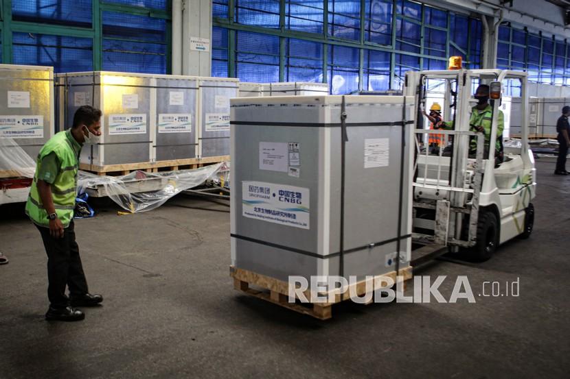 Pekerja membongkar muat kontainer berisi vaksin Covid-19 Sinopharm setibanya di Terminal Cargo, Bandara Internasional Soekarno Hatta, Tangerang, Banten. 