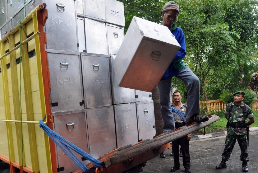 Pekerja membongkar muat kotak suara Pilpres dari bak truk saat dilakukan penarikan logistik Pilpres 2014 di KPUD Temanggung, Jawa Tengah, Selasa (15/7).