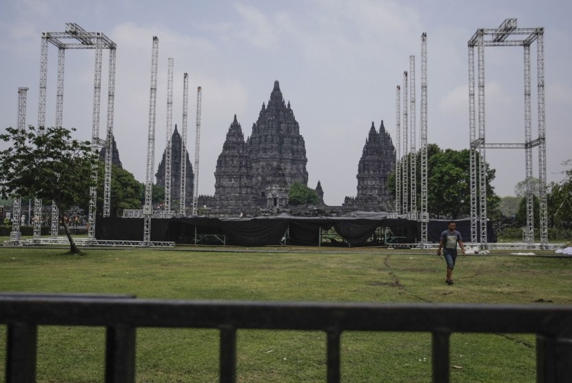 Pekerja membongkar panggung untuk konser Dream Theater (DT) di Taman Wisata Candi Prambanan, Sleman, DI Yogyakarta, Kamis (28/9). 
