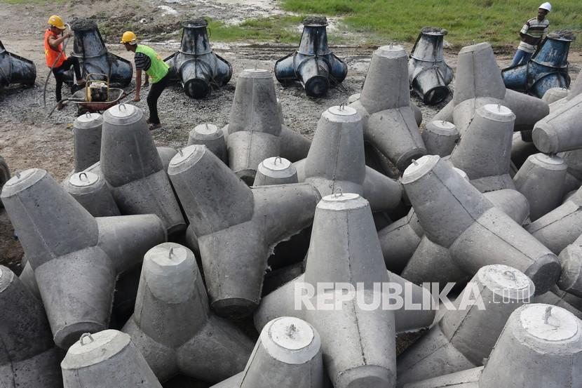 Pekerja membuat batu pemecah ombak jenis tetrapod (ilustrasi). Pembangunan breakwater di Pantai Terentang hingga Arung Dalam, Kabupaten Bangka Tengah, Kepulauan Bangka Belitung, membutuhkan biaya sebesar Rp 80 miliar.
