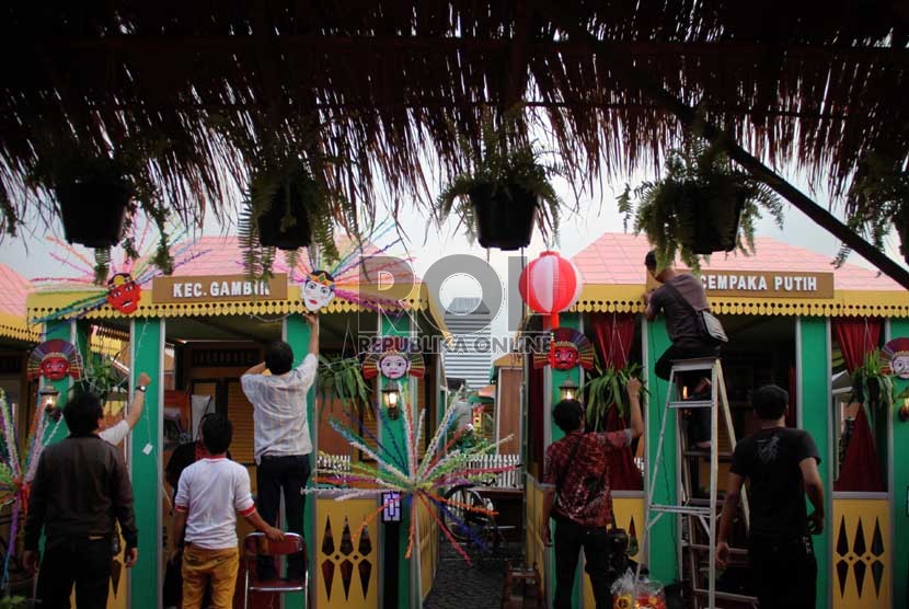  Pekerja membuat dekorasi rumah Betawi untuk acara Lebaran Betawi (ilustrasi)