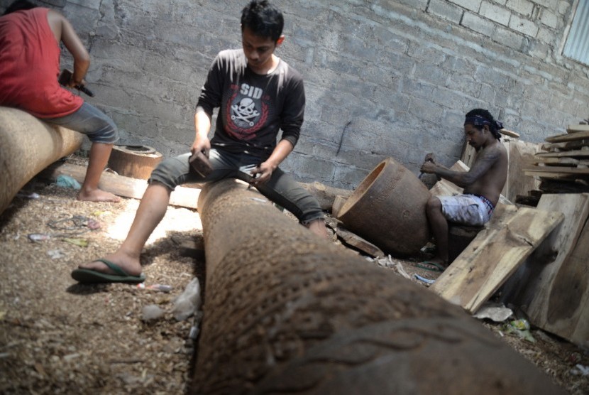 Pekerja membuat kerajinan dari kayu di Tegalalang, Bali, Senin (8/10). Terdapat peningkatan pada kredit modal kerja selama tiga bulan terakhir.