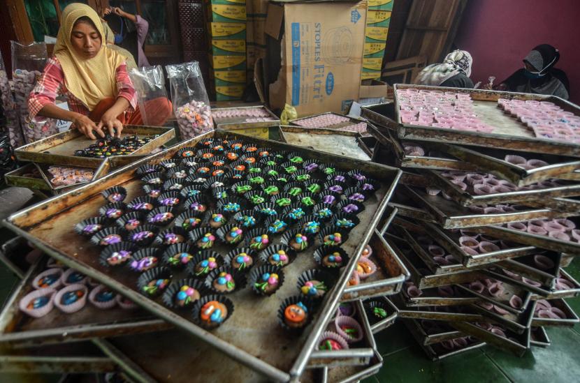 Pekerja membuat kue karakter di rumah produksinya Pamijahan, Kota Tasikmalaya, Jawa Barat, Sabtu (2/5/2020). Pelaku usaha mengeluhkan daya beli kue kering untuk Lebaran menurun dari tahun sebelumnya menjual 400 bal kue kering selama Ramadhan, kini hanya bisa menjual ke Bandung sebanyak 50 bal kue.
