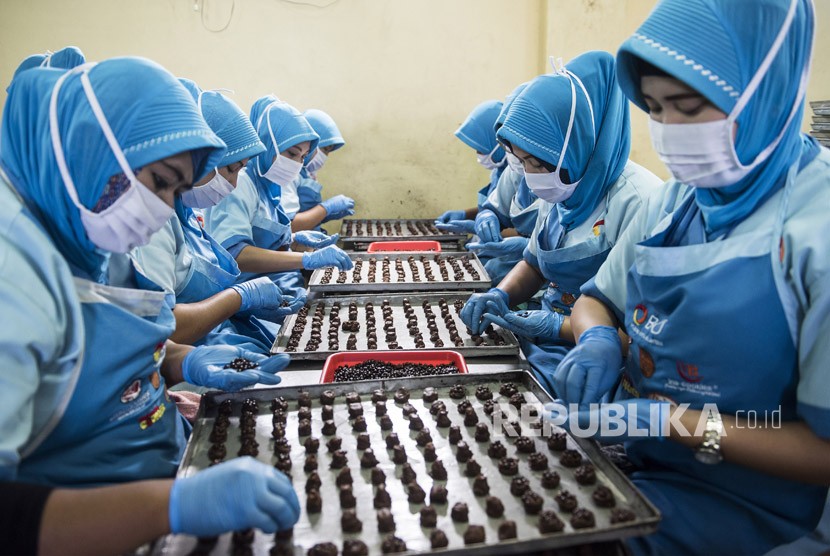 Pekerja membuat kue kering di pabrik Ina Cookies, Bandung, Jawa Barat, Senin (28/5). 