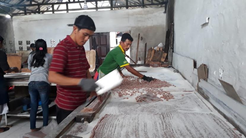 Pekerja membuat permen jahe di home industri yang berada di Jalan Babakan Jampang, Kecamatan Cikole, Kota Sukabumi, Rabu (25/3).