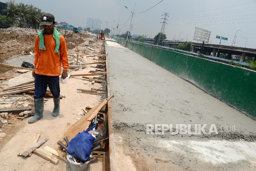 Pekerja membuat pondasi turap jalan sebagai awal pengerjaan proyek penataan ulang Kalijodo, Jakarta, Kamis (10/3). (Republika/Yasin Habibi)