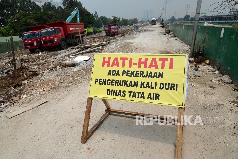 Pekerja membuat pondasi turap jalan sebagai awal pengerjaan proyek penataan ulang Kalijodo, Jakarta, Kamis (10/3). (Republika/Yasin Habibi)