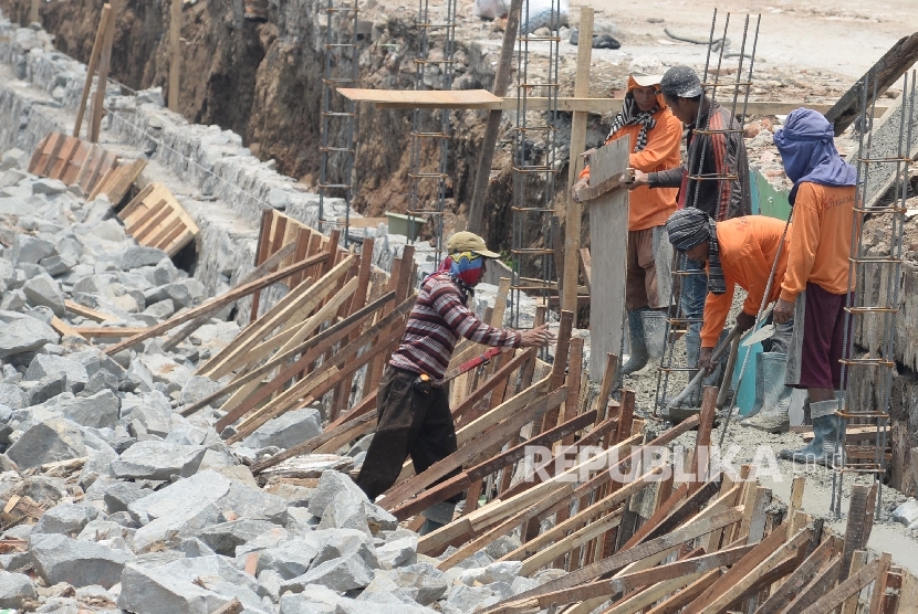 Pekerja membuat pondasi turap jalan sebagai awal pengerjaan proyek penataan ulang Kalijodo, Jakarta, Kamis (10/3). 