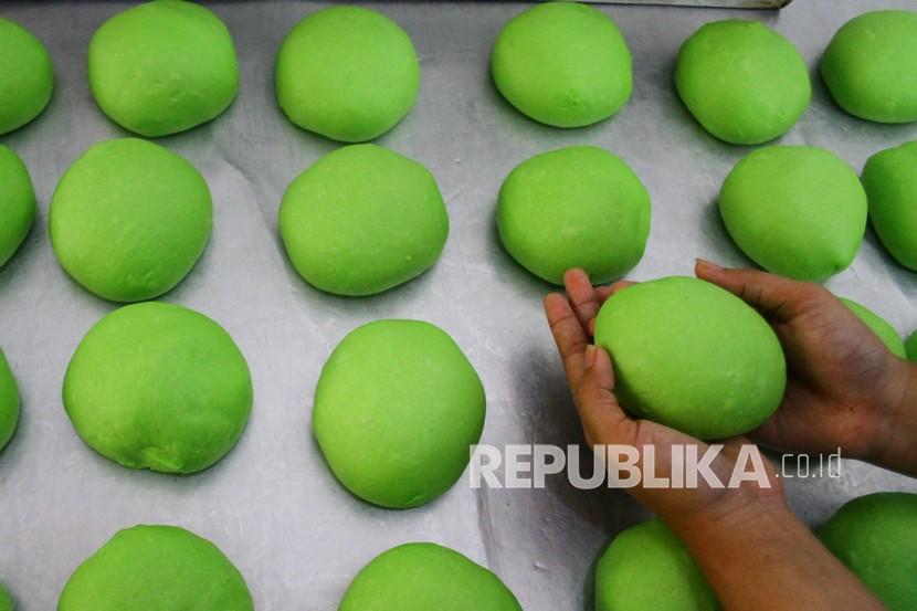 Pekerja membuat roti di rumah produksi Palmarum Bakery di Malang, Jawa Timur, Rabu (13/10).Kementerian Perindustrian (Kemenperin) menilai perlu adanya insentif fiskal berupa keringanan perpajakan dalam mendukung pembangunan industri tepung telur di Indonesia.