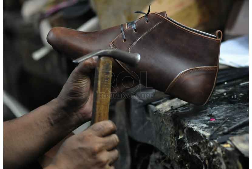 Pekerja membuat sepatu pesanan di tempat produksi rumahan di Kawasan Kuningan, Jakarta, Jumat (26/9).(Republika/Prayogi)