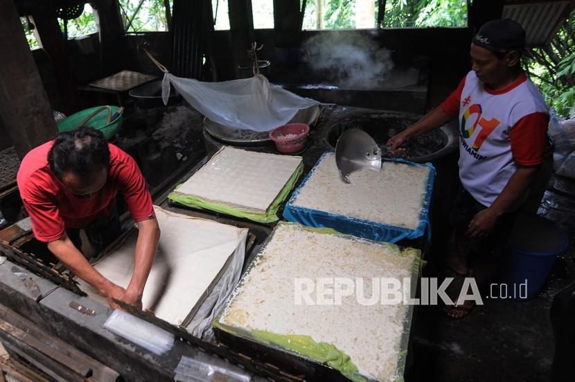 Pekerja membuat tahu di Nanggulan, Tingkir, Salatiga, Jawa Tengah, Rabu (2/2/2022). Menurut produsen tahu, harga bahan baku kedelai untuk saat ini mengalami kenaikan dari Rp9 ribu menjadi Rp10.300 per kilogram.