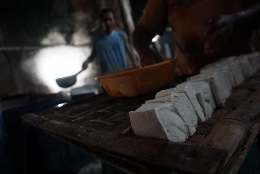 Pekerja membuat tahu di salah satu sentra produksi tahu di Dukuh Kebonan, Proyonanggan Utara, Kabupaten Batang, Jawa Tengah, Senin (21/2/2022). Produsen tahu di daerah tersebut terpaksa mengurangi produksi tahu mereka karena melinjaknya harga kedelai dari Rp9.000 per kilogram menjadi Rp11.000 per kilogram.