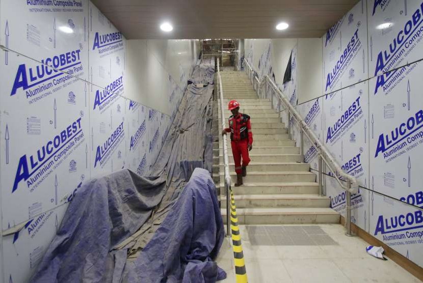 Pekerja memeriksa eskalator di Stasiun Mass Rapid Transit (MRT) Dukuh Atas, Jakarta, Kamis (27/9). 
