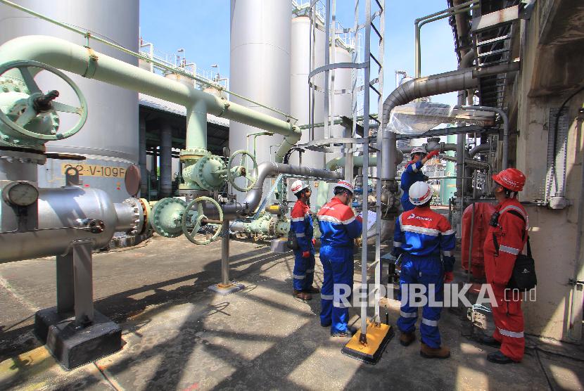 Pekerja memeriksa fasilitas pengolahan di Pertamina RU VI Balongan, Indramayu, Jawa Barat, Senin (19/2).
