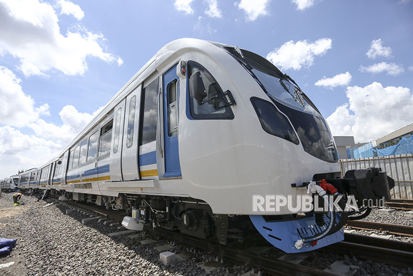 Pekerja memeriksa gerbong Light Rail Transit (LRT) di Depo LRT Jakabaring, Palembang, Sumatera Selatan, Kamis (17/5). 