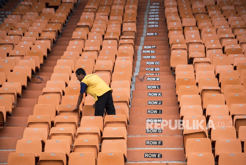 Pekerja memeriksa kondisi bangku sebelum direnovasi di Stadion Si Jalak Harupat, Kabupaten Bandung, Jawa Barat, Jumat (19/1). 