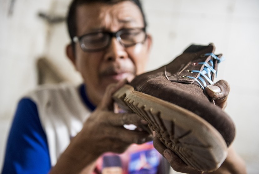 Pekerja memeriksa kondisi sepatu kulit Sneaker di industri kecil dan menengah (IKM) Exodos 57 di Bandung, Jawa Barat, Selasa (17/7). 