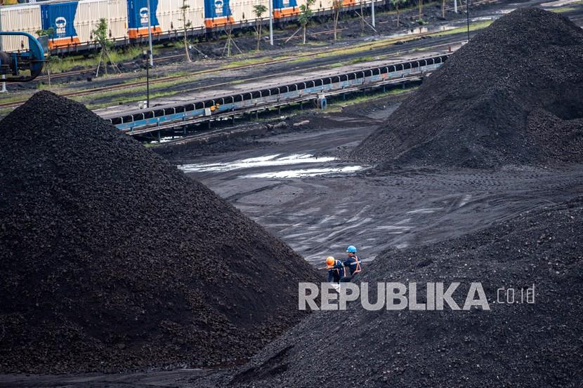 Pekerja memeriksa kualitas batu bara di area pengumpulan Dermaga Batu bara Kertapati milik PT Bukit Asam Tbk di Palembang, Sumatera Selatan, Selasa (4/1/2022). Skema pungutan yang saat ini sudah diterapkan di komoidtas sawit juga akan diterapkan di komoditas batu bara.