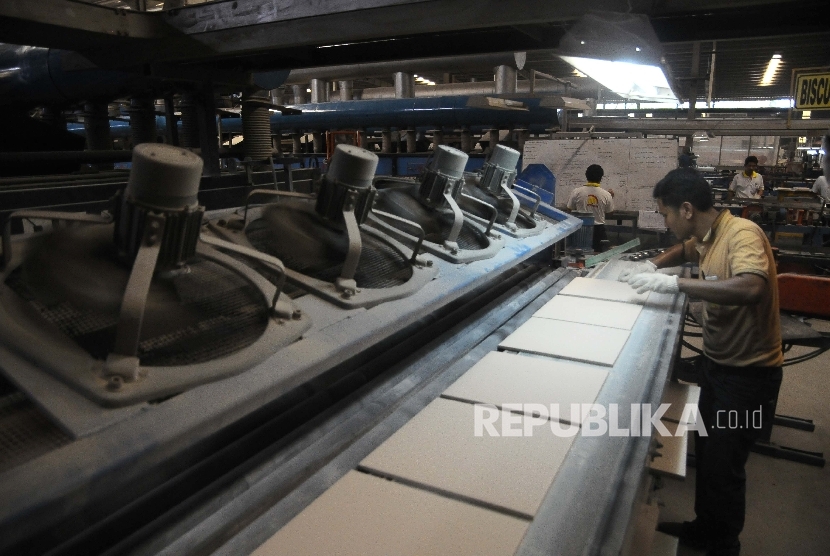 Pekerja memeriksa kualitas keramik dinding di pabrik Roman Keramik, Balaraja, Tanggerang, Banten, Kamis (9/3).