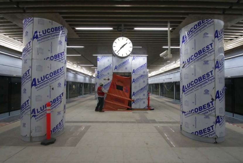 Pekerja memeriksa lift di Stasiun Mass Rapid Transit (MRT) Dukuh Atas, Jakarta, Kamis (27/9).