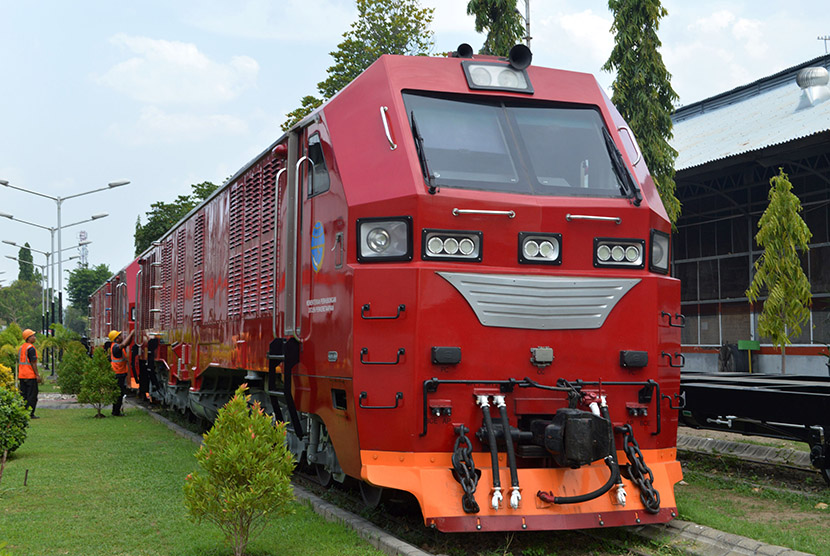 Pekerja memeriksa lokomotif buatan PT Industri Kereta Api (Inka) di pabrik PT Inka Madiun, Jawa Timur, Jumat (20/11).