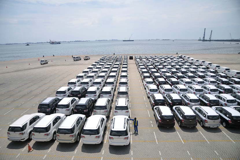 Pekerja memeriksa mobil-mobil yang siap di ekspor / Ilustrasi 