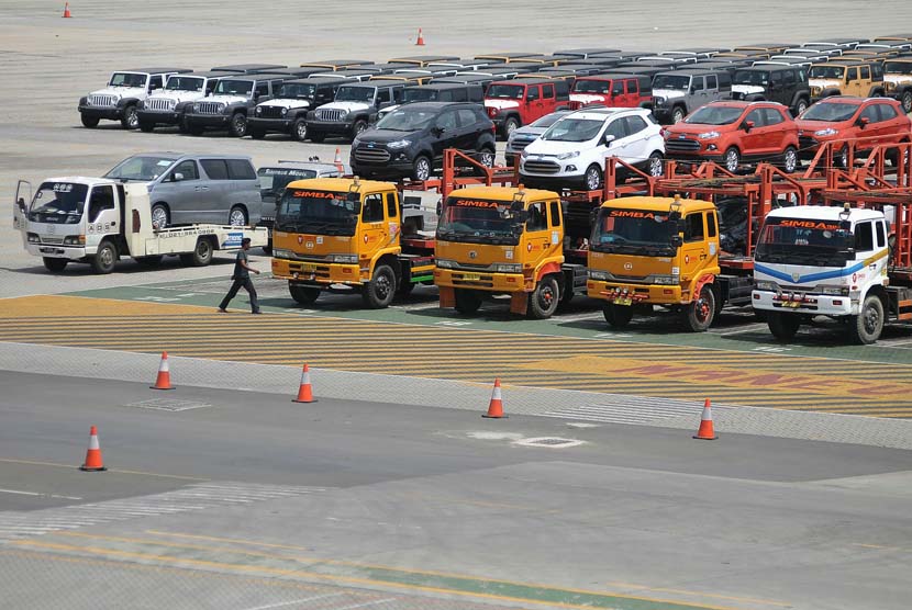 Pekerja memeriksa mobil-mobil yang siap di ekspor melalui pelabuhan Tanjung Priok Car Terminal, Jakarta,?Senin (6/5)