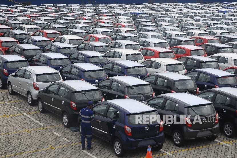  Pekerja memeriksa mobil Toyota yang akan di ekspor di Tanjung Priok Car Terminal (TPT), Jakarta, Rabu (8/3).