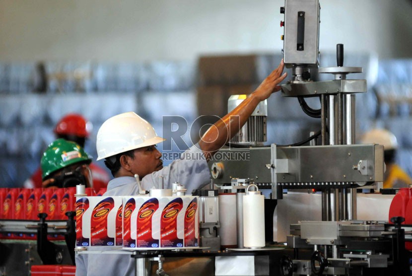   Pekerja memeriksa pengisian minyak pelumas di pabrik pengemasan Pertamina di Kawasan Tanjung Priok, Jakarta Utara, Kamis (8/11). (Republika/Wihdan Hidayat)