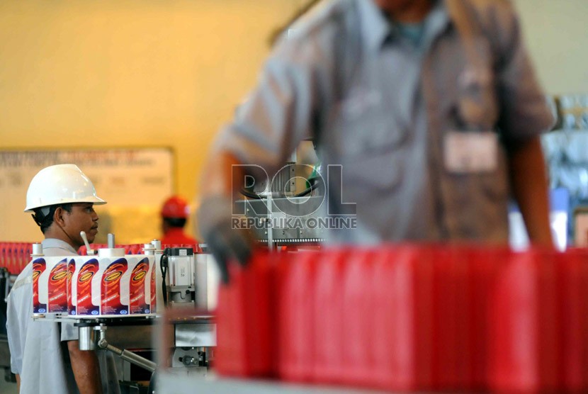   Pekerja memeriksa pengisian minyak pelumas di pabrik pengemasan Pertamina di Kawasan Tanjung Priok, Jakarta Utara, Kamis (8/11).   (Republika/Wihdan Hidayat)