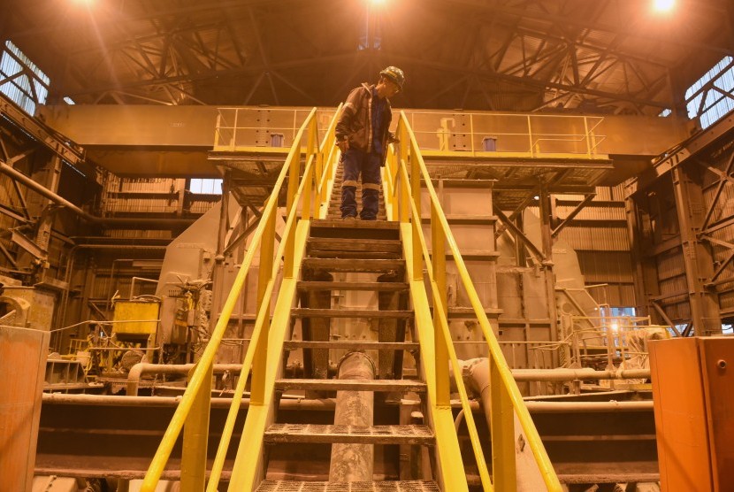Pekerja memeriksa proses pengolahan biji tambang PT Freeport Indonesia, Tembagapura, Mimika, Timika, Papua, Sabtu (14/2). 