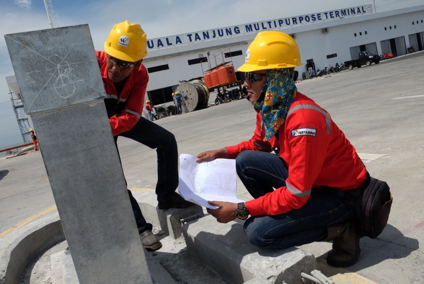 Pekerja memeriksa salah satu fasilitas Pelabuhan Multi Purpose Kuala Tanjung milik PT Pelindo I, di Batubara, Sumatera Utara, Sabtu (14/7).