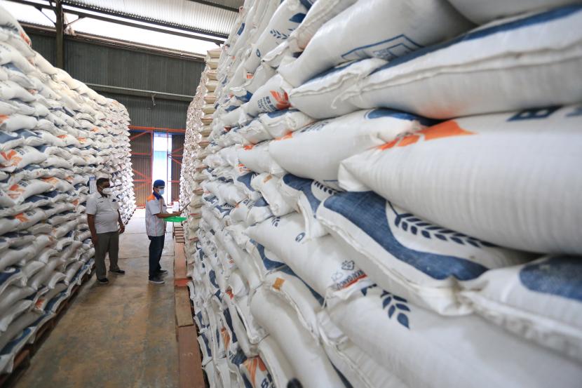 Pekerja memeriksa stok beras di gudang Bulog Sub divre Indramayu, Jawa Barat.  Harga beras di pasar tradisional di Kabupaten Indramayu mengalami kenaikan akibat belum dimulainya masa panen rendeng (penghujan) 2021/2022. Para pedagang beras pun terpaksa mendatangkan pasokan dari Demak, Jawa Tengah.