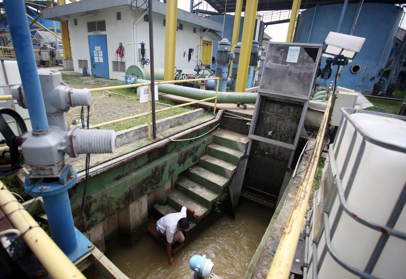 Pekerja memeriksa tingkat kekeruhan air baku (ilustrasi). Pemerintah Kabupaten Bekasi, Jawa Barat, berencana memanfaatkan air hujan untuk dijadikan air baku yang diolah Perusahaan Daerah Air Minum (PDAM) Tirta Bhagasasi Bekasi guna mencukupi kebutuhan air bersih bagi masyarakat di daerah itu.