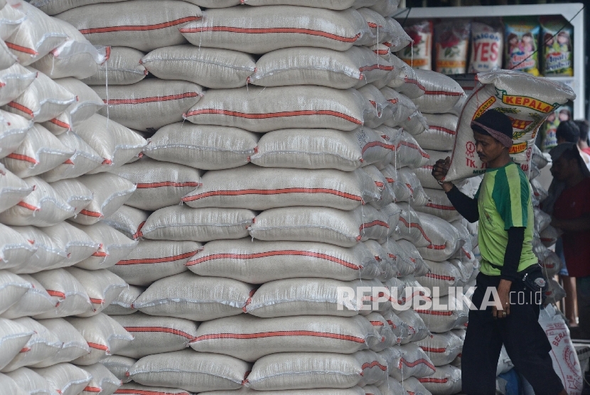 Pekerja memikul beras di Pasar Induk Beras Cipinang Jakarta, Ahad (24/9).