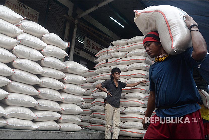 Pekerja memikul beras di Pasar Induk Beras Cipinang, Jakarta. Indonesia mengeskpor beras kualitas premium ke Malaysia.