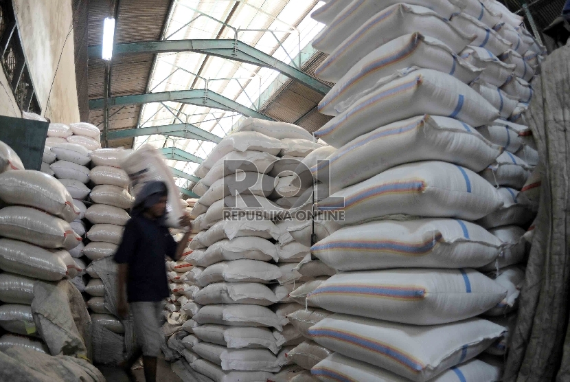  Pekerja memikul karung beras di Pasar Induk Cipinang, Jakarta, Kamis (15/10).