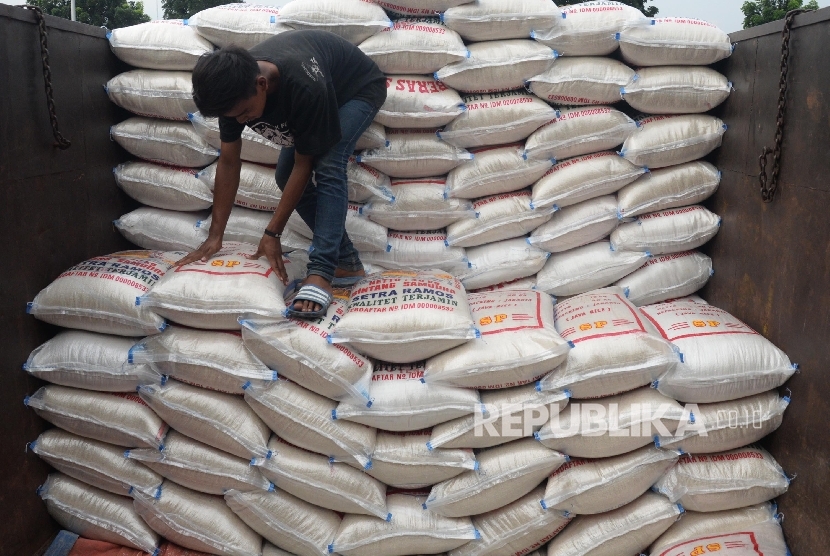  Pekerja memilah beras di Pasar Induk Beras Cipinang, Jakarta Timur. ilustrasi