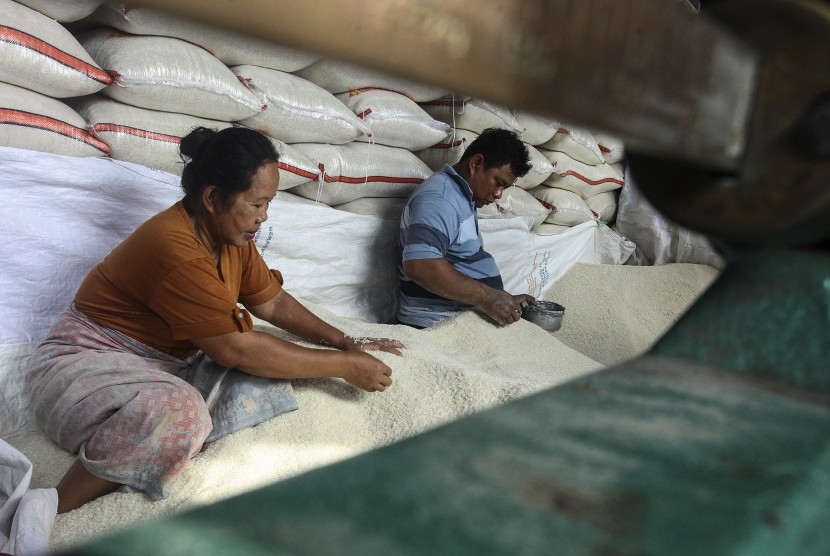 Pekerja memilah beras di Pasar Induk Beras Cipinang (PIBC), Jakarta, Kamis (3/3)..