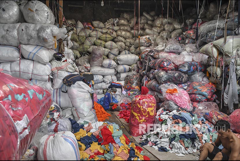 Pekerja memilah limbah sisa kain di tempat pengepul limbah tekstil, Jakarta. 