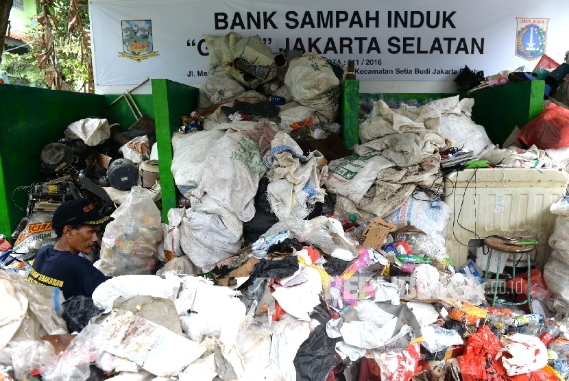  Pekerja memilah sampah di Bank Sampah Induk, Jakarta, Selasa (21/3). 
