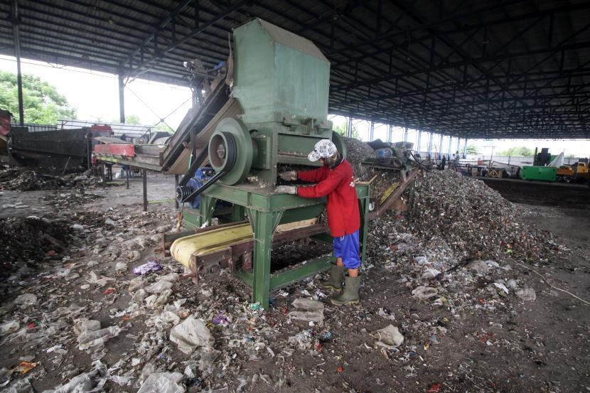 Pekerja memilah sampah di Tempat Pembuangan Akhir (TPA) Sampah. Ilustrasi.