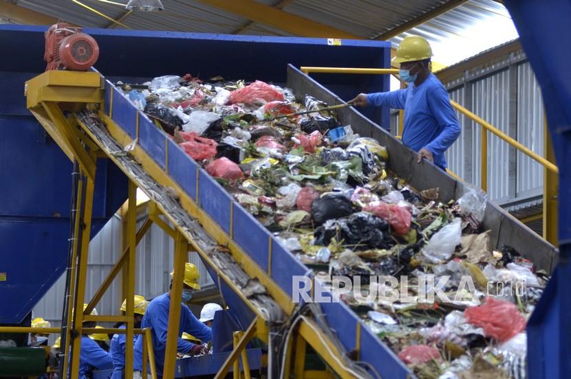 Pekerja memilah sampah. Pemerintah akan menambah tiga lokasi pilot project pengelolaan sampah di destinasi wisata.