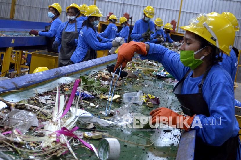Pekerja memilah sampah. Investor luar negeri tertarik memanfaatkan sampah yang ada di Tempat Pembuangan Akhir (TPA) Tanjungrejo, Kecamatan Jekulo, Kabupaten Kudus, Jawa Tengah.