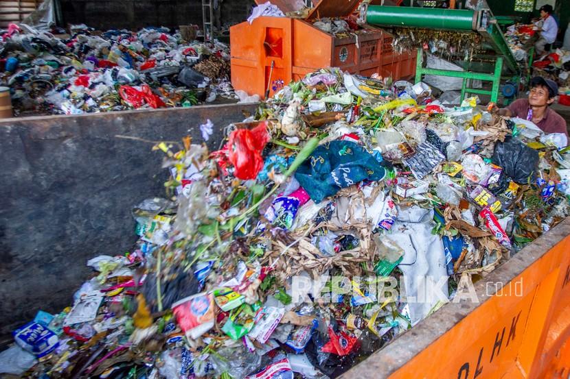 Bank sampah, ilustrasi Dinas Lingkungan Hidup (DLH) Kabupaten Cirebon, Jawa Barat, mendata terdapat 10 bank sampah yang sudah terhubung dengan program 