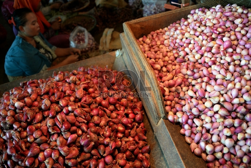 Pekerja memilih bawang merah di Pasar Induk Kramat Jati, Jalarta, Selasa (10/2). (Republika/Prayogi)